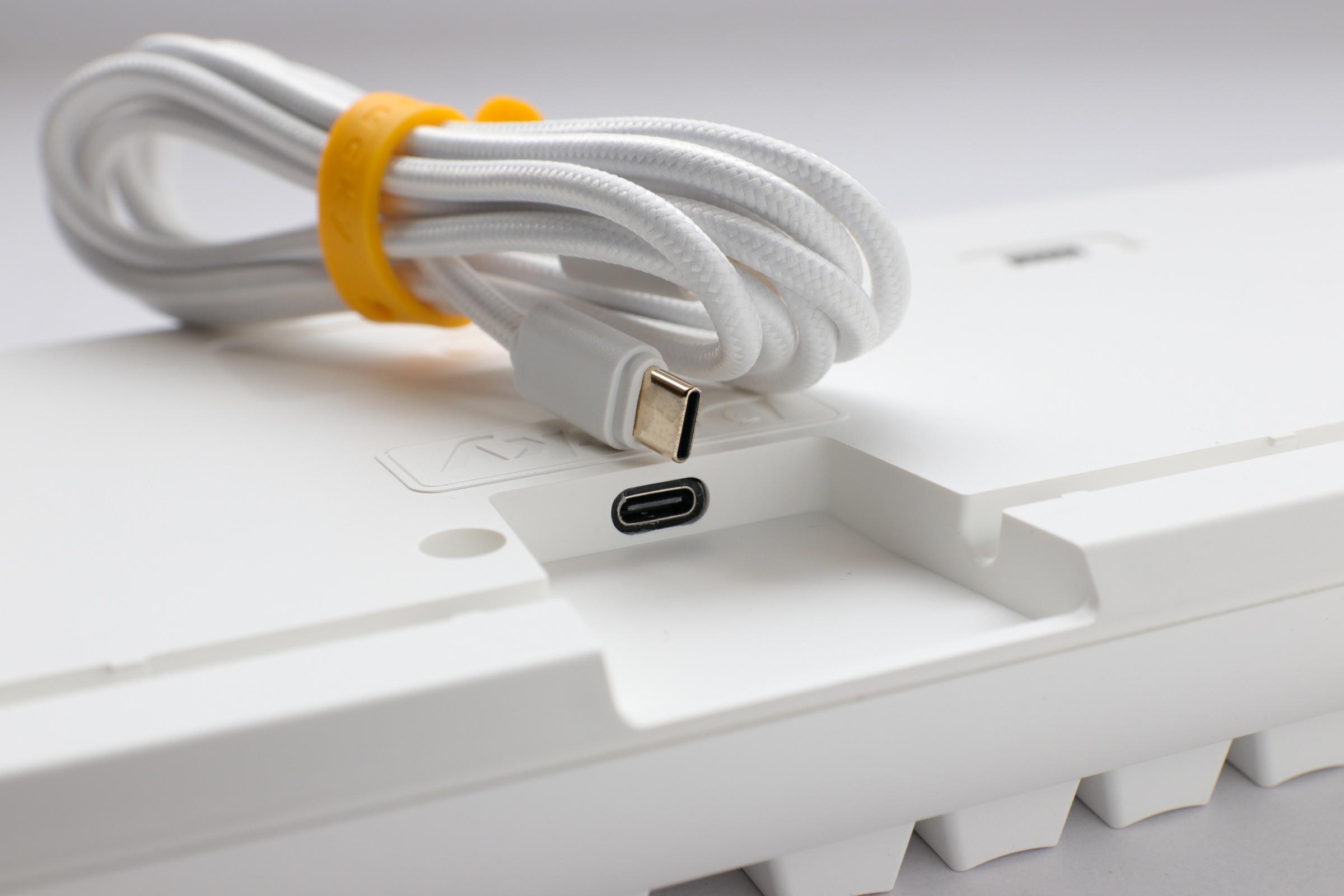 Геймърскa механична клавиатура Ducky One 3 Pure White Full Size Hotswap Cherry MX Black, RGB, PBT Keycaps 6