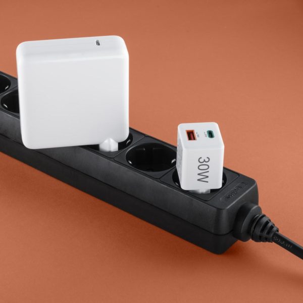 HAMA Бързо мини Gan зарядно, 30 W, 1x USB-C, 1x USB-A, PD, бял 12