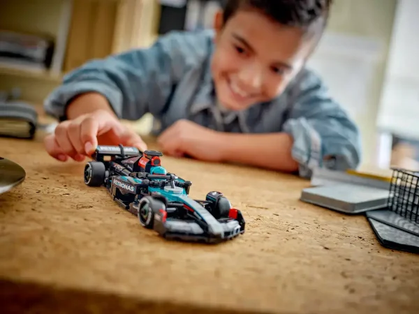 LEGO Speed Champions: Mercedes-Amg F1® W15 Race Car 77244 6
